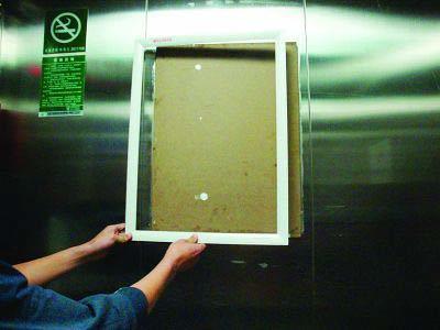 電梯廣告異味擾民，居民一怒砸毀廣告牌引關注